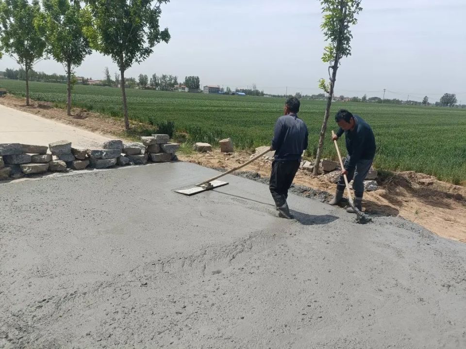 鄆城某村修繕農(nóng)田生產(chǎn)路，打通農(nóng)業(yè)生產(chǎn)“最后一公里”